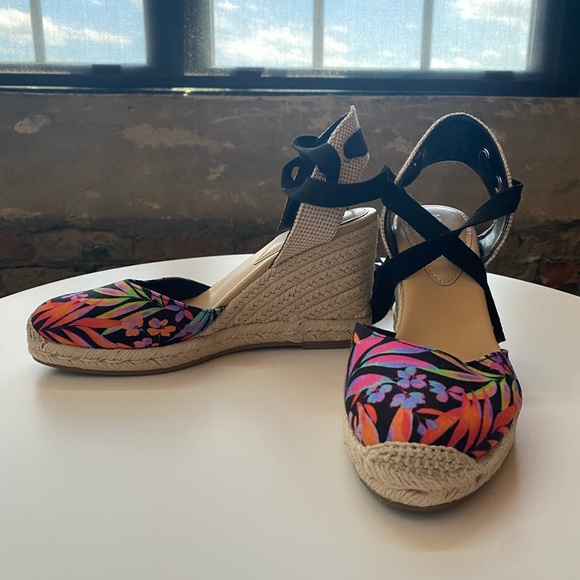 Nine West Friend Ankle Wrap Espadrille Wedge Sandals size 8.5 Black Tropical - Picture 7 of 8